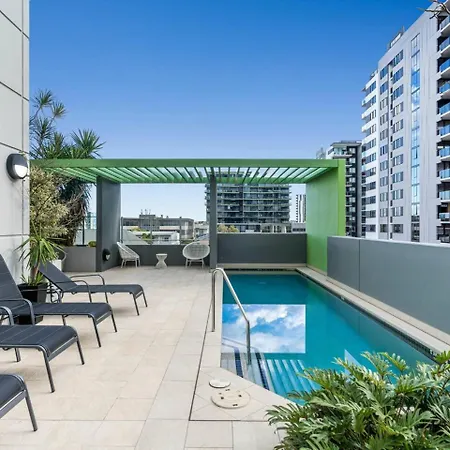 Apartment The Plaza |2 Bed • Bright & Comfy • Pool • Parking