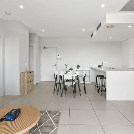 2bedroom Balcony Close To The Apartment Brisbane