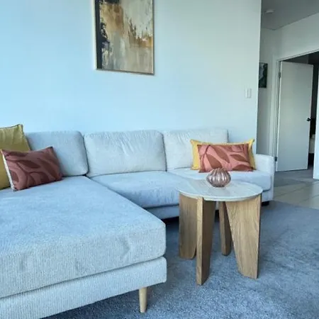 Stylish Skytower Cbd Getaway - Skyline Pool, Gym, Fast Wi-fi, River Walk, Botanical Gardens Brisbane
