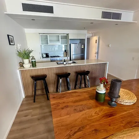 Skyline Escape - 3 Bedroom With River Views Apartment *