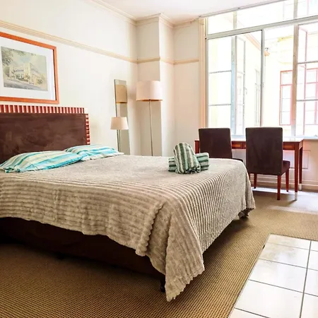 Cbd Apartment *