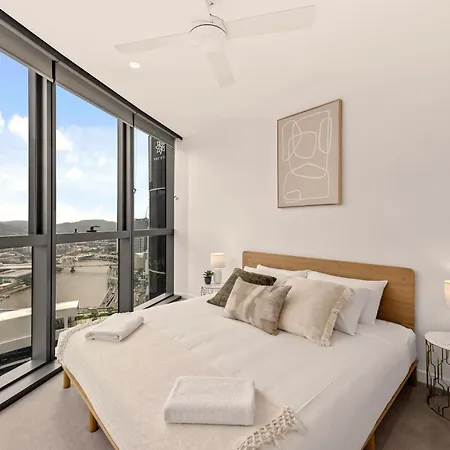 Queen's Wharf | River Views, Pool & Free Parking