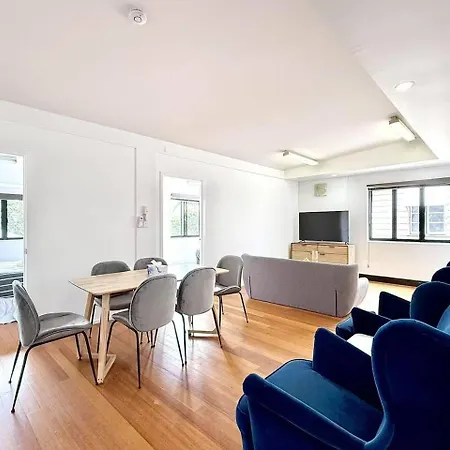 5 Bedrooms, 10 Guests - Family & Group Getaway Apartment Brisbane