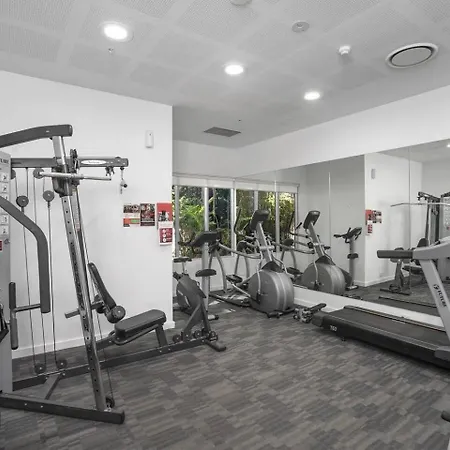 The Plaza |2 Bed • Bright & Comfy • Pool • Parking * Brisbane
