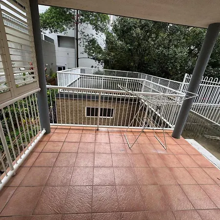 Russell Place Spacious 2br Balcony&garag Apartment *