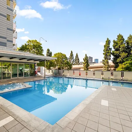 Riverside Living - Walk To Suncorp Stadium Apartment *