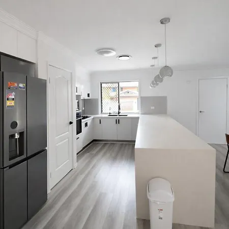Full Ac 3br With Pool & 3 Parking Spot * Brisbane
