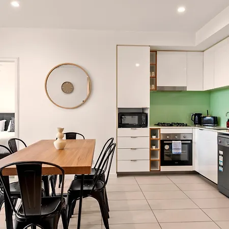The Plaza |2 Bed • Bright & Comfy • Pool • Parking Apartment