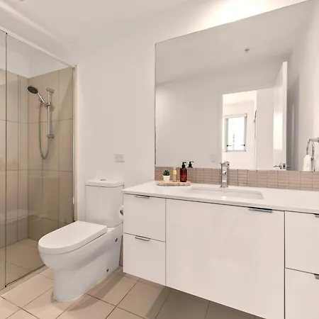 The Plaza |2 Bed • Bright & Comfy • Pool • Parking Apartment *