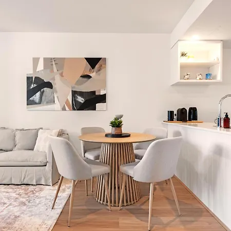 Ivy & Eve - 2br - Pool - Balcony - Parking Apartment *