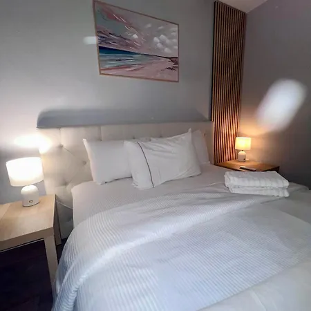 U3-funky Unit With Privateentry Quietcentre Newac New Smart Tv * Brisbane