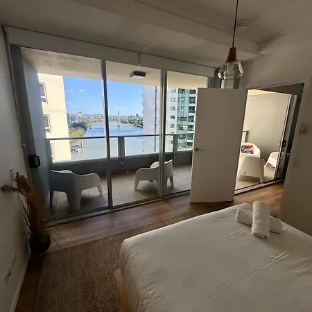 Skyline Escape - 3 Bedroom With River Views * Brisbane