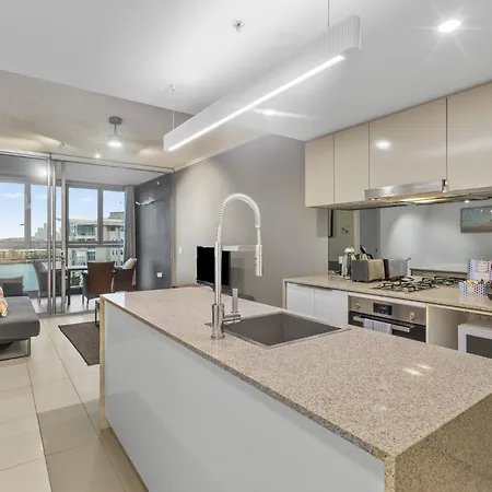 Hamilton Riverview With Balcony & Pool Brisbane