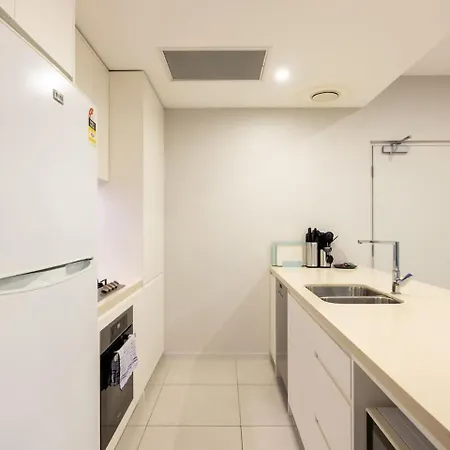 Modern 2br Ducted Ac Parking And Great Location Apartment Brisbane