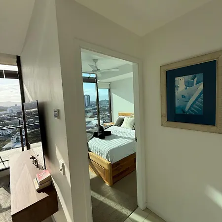 Penthouse-top Floor With Pool & Views Apartment *