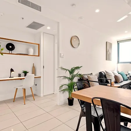 Apartment The Plaza |2 Bed • Bright & Comfy • Pool • Parking