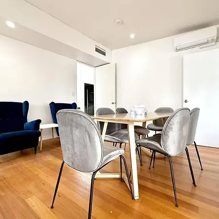 5 Bedrooms, 10 Guests - Family & Group Getaway Apartment Brisbane