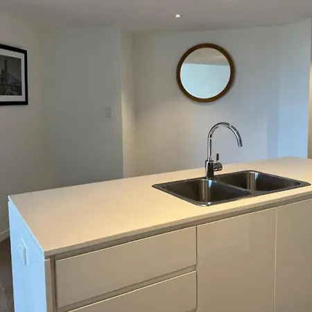 Spacious 2 Bedroom In The Heart Of Cbd Apartment Brisbane