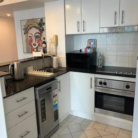Inviting Family 2br | Cbd | Pool & Gym Apartment