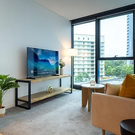 Stylish Skytower Cbd Getaway - Skyline Pool, Gym, Fast Wi-fi, River Walk, Botanical Gardens *