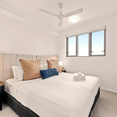 Apartment The Plaza |2 Bed • Bright & Comfy • Pool • Parking *
