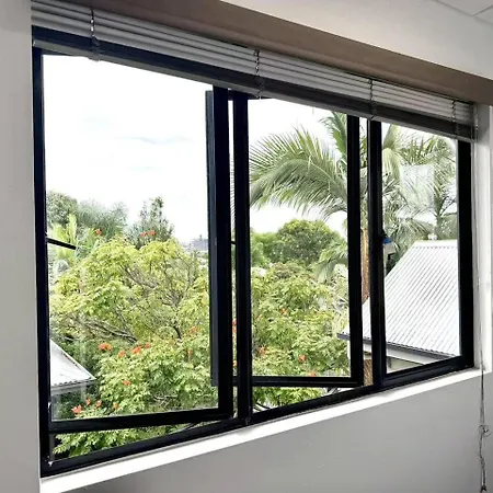 Apartment 5 Bedrooms, 10 Guests - Family & Group Getaway *