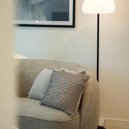 Modern 1 Bedroom Prime Cbd Location