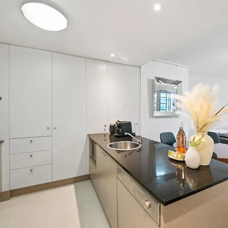 Bridge Views - Sleeps 8 - Cbd - Pool, Gym & Parking Apartment