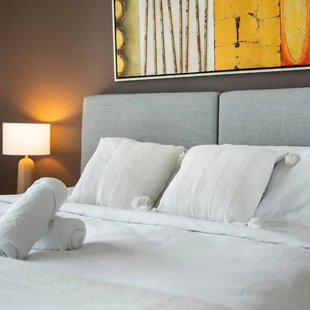 Apartment Bridge Views - Sleeps 8 - Cbd - Pool, Gym & Parking
