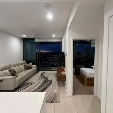 Penthouse-top Floor With Pool & Views Apartment *