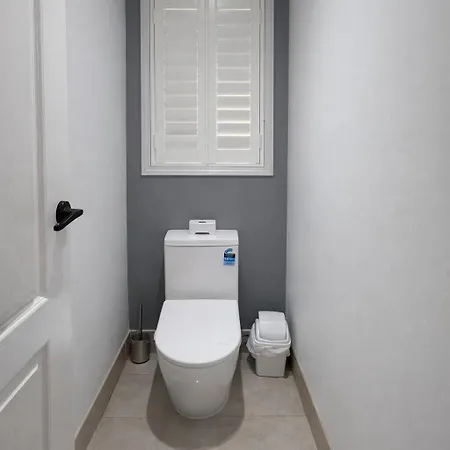 Full Ac 3br With Pool & 3 Parking Spot Apartment *