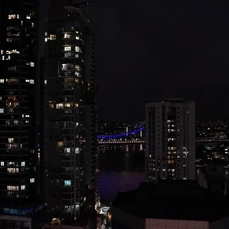 Story Bridge River Views, Pool, Sauna And Parking Apartment