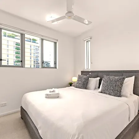 Apartment The Plaza |2 Bed • Bright & Comfy • Pool • Parking Brisbane