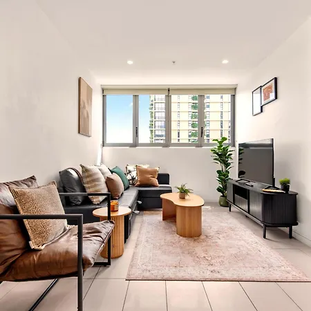Apartment The Plaza |2 Bed • Bright & Comfy • Pool • Parking *