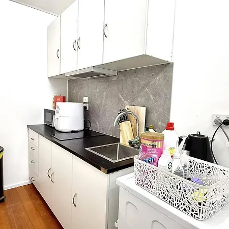 5 Bedrooms, 10 Guests - Family & Group Getaway Apartment