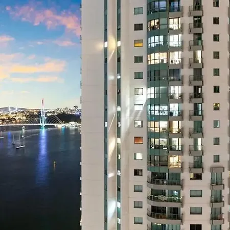 Skyline Escape - 3 Bedroom With River Views Apartment *