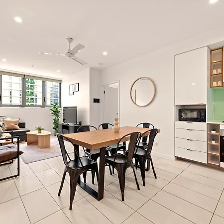 The Plaza |2 Bed • Bright & Comfy • Pool • Parking *