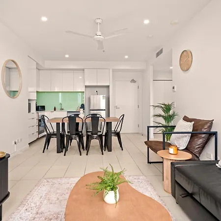 Apartment The Plaza |2 Bed • Bright & Comfy • Pool • Parking