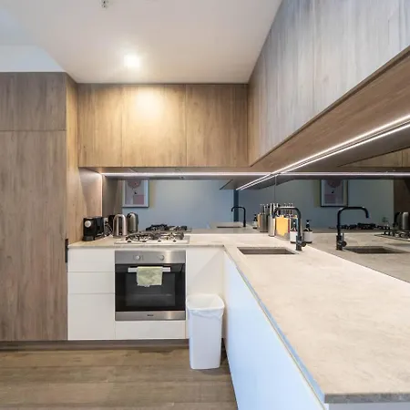 Apartment The Valley Edit | Designer Stay, Carpark + Pool - *