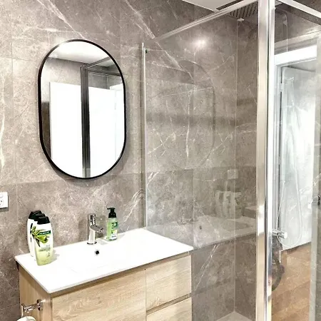 5 Bedrooms, 10 Guests - Family & Group Getaway Apartment Brisbane