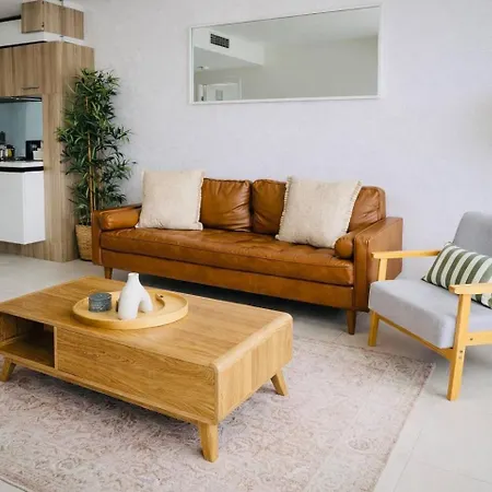 Alex Perry | 2br Escape + Pool, Gym & Free Parking *