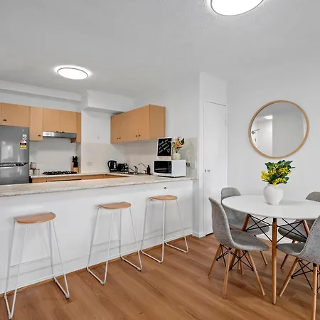 Apartment 2br With Views, Balcony & Car Park *