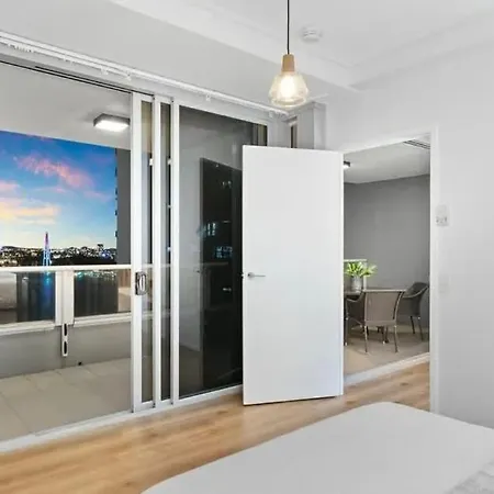 Apartment Skyline Escape - 3 Bedroom With River Views *