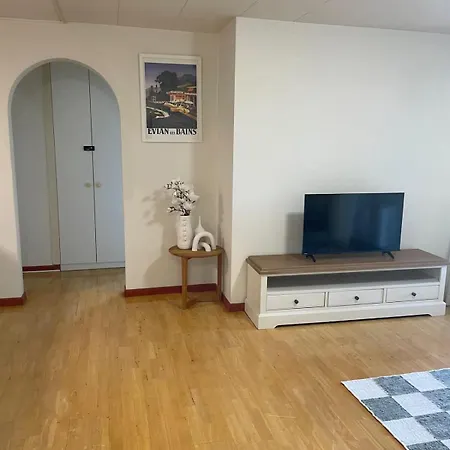 Large 2 Bed 2 Bath 1 Park Inner Location