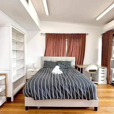 5 Bedrooms, 10 Guests - Family & Group Getaway Apartment *