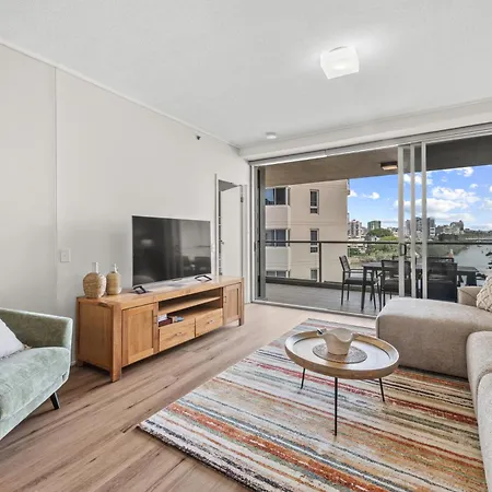 Quay West Apartment *