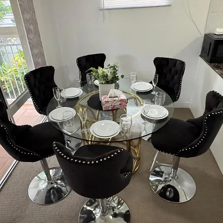 Russell Place Spacious 2br Balcony&garag Apartment *