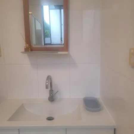 Breezy Entire 2 Bedroom Unit Floor Next To Uq Apartment