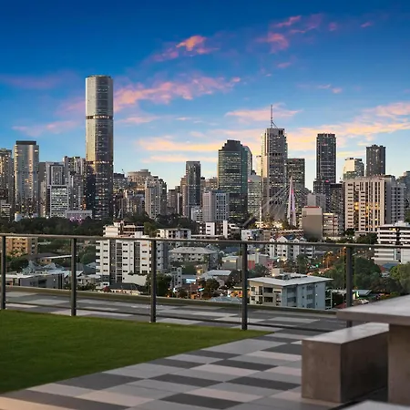 12th Floor Stadium View -2br-free Parking-cbd *
