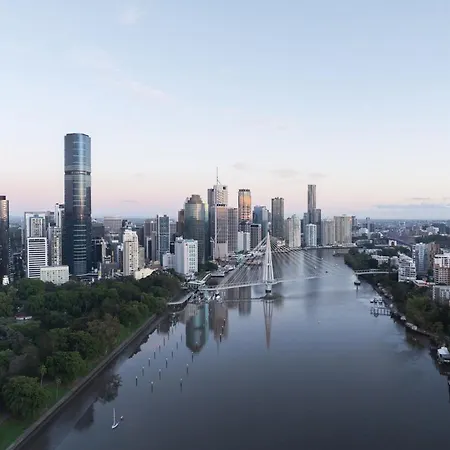 Stylish Skytower Cbd Getaway - Skyline Pool, Gym, Fast Wi-fi, River Walk, Botanical Gardens * Brisbane